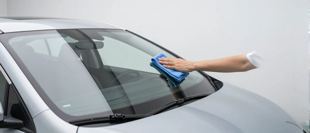 Werkzeuge und Materialien fuer die Autoglasreparatur liegen auf einer Werkbank